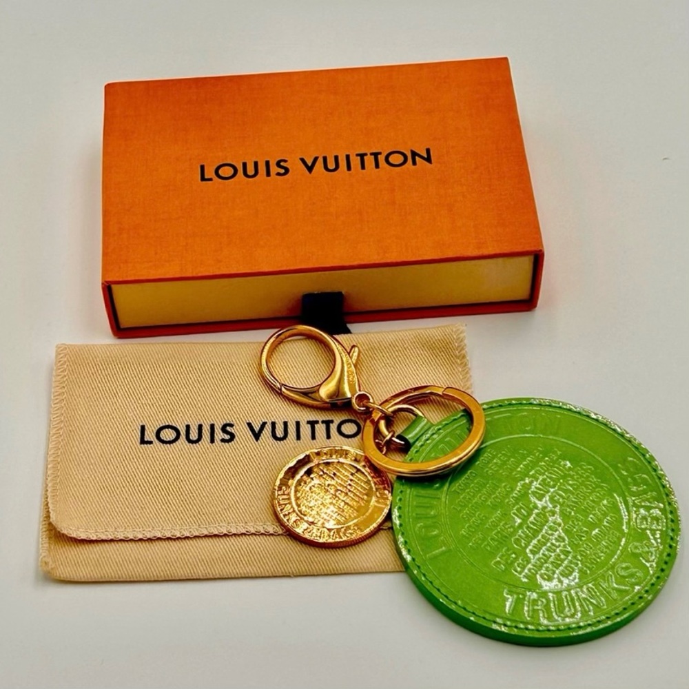 Louis Vuitton Pomme D'Amour Vernis Trunks
& Bags Key And Bag Charm